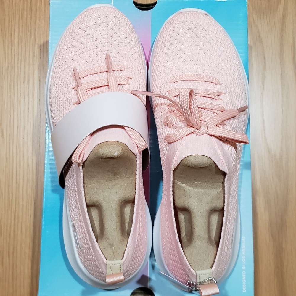 NWT Skechers Ultra Flex Statements size 6.5